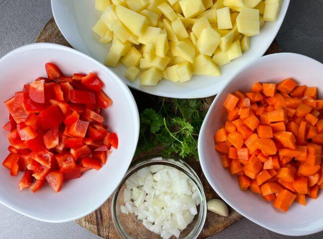 Bauerntopf Gem&uuml;se schneiden