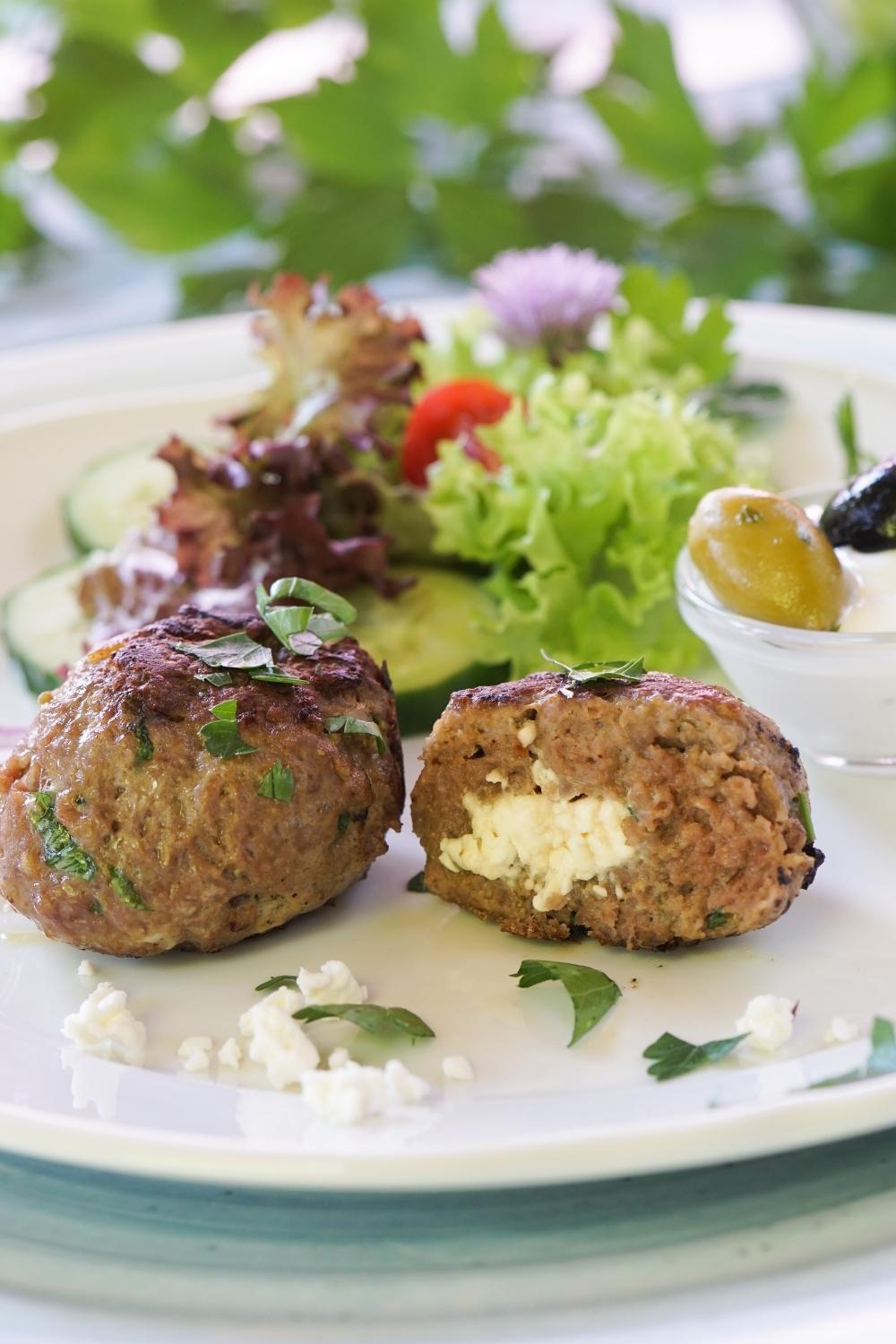 Bifteki - griechische Frikadellen mit Schafskäse-Füllung wie im Urlaub