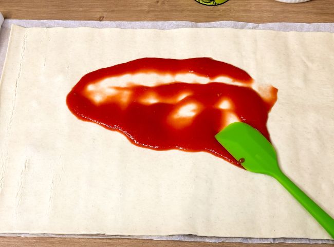 Bl&auml;tterteigschnecken passierte Tomaten