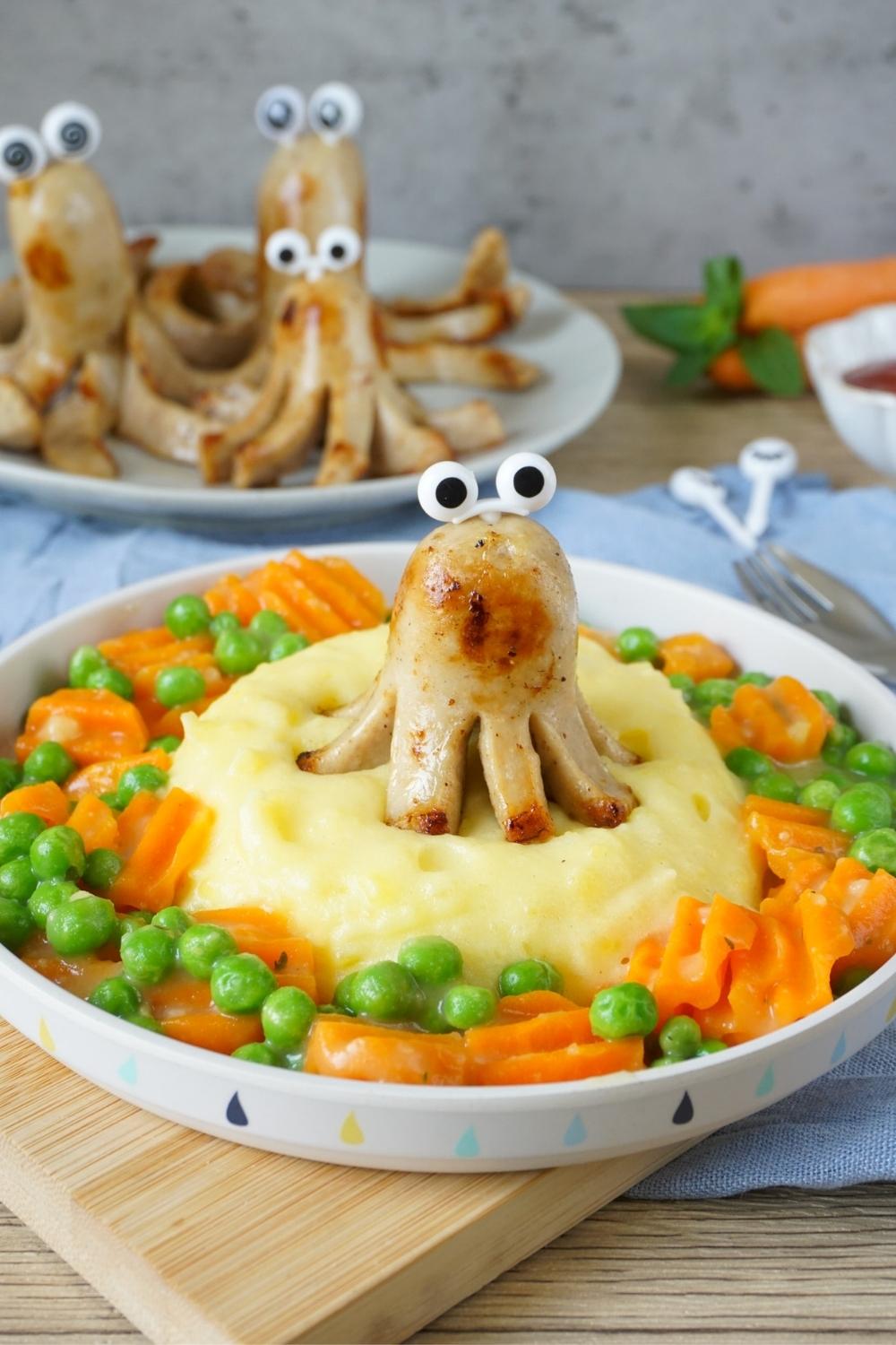 Bratwurst-Krake mit Kartoffelbrei und Mischgemüse