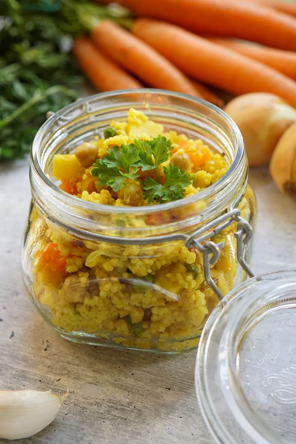 Couscous mit getrockneten Aprikosen und Kichererbsen