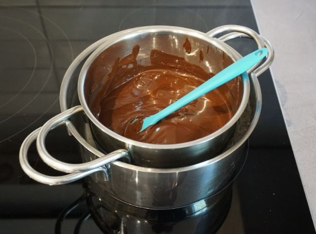 Eisenbahn-Kuchen - Kuvert&uuml;re im Warmwasserbad schmelzen