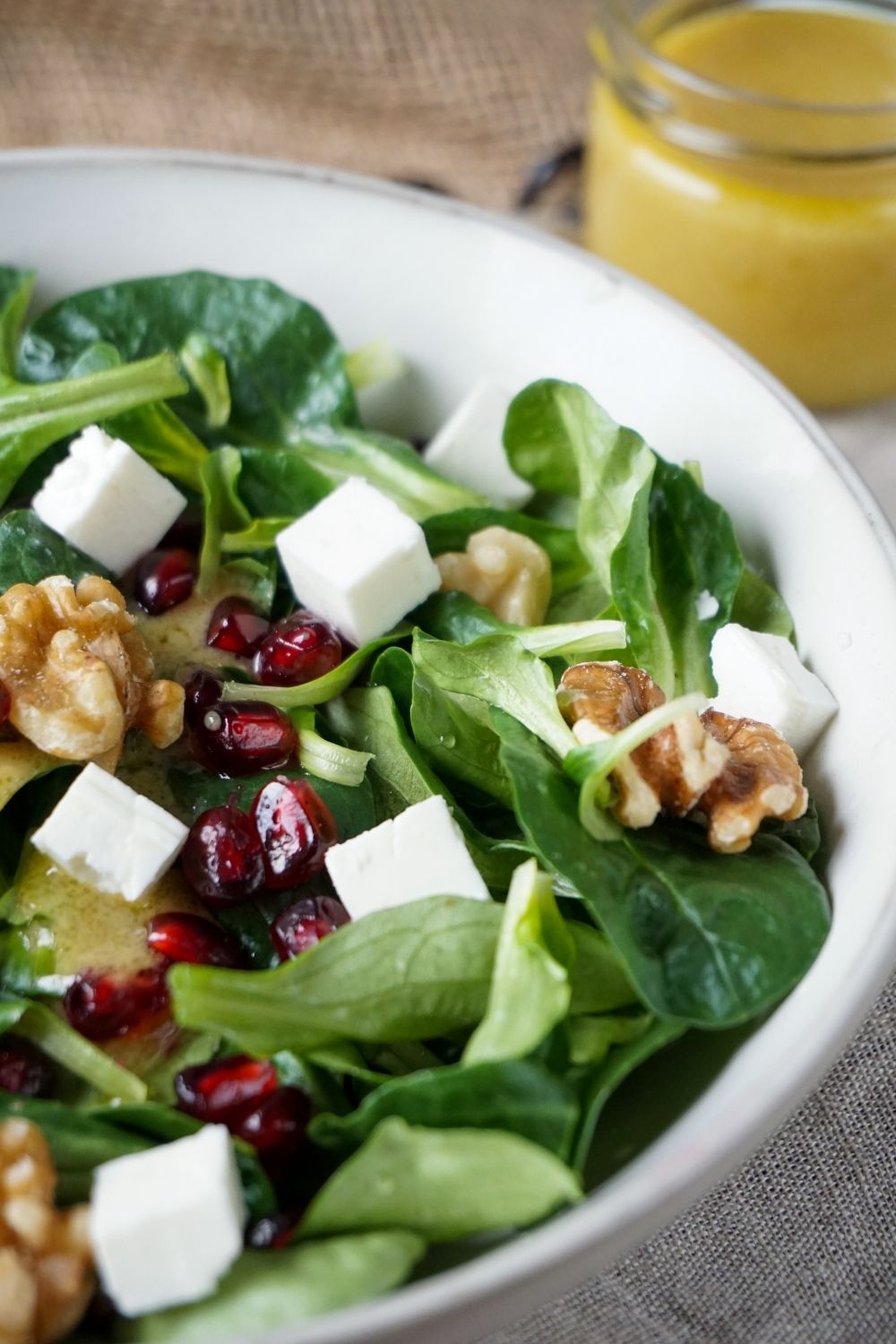 Feldsalat mit Granatapfel & Walnüssen – schnelles Rezept