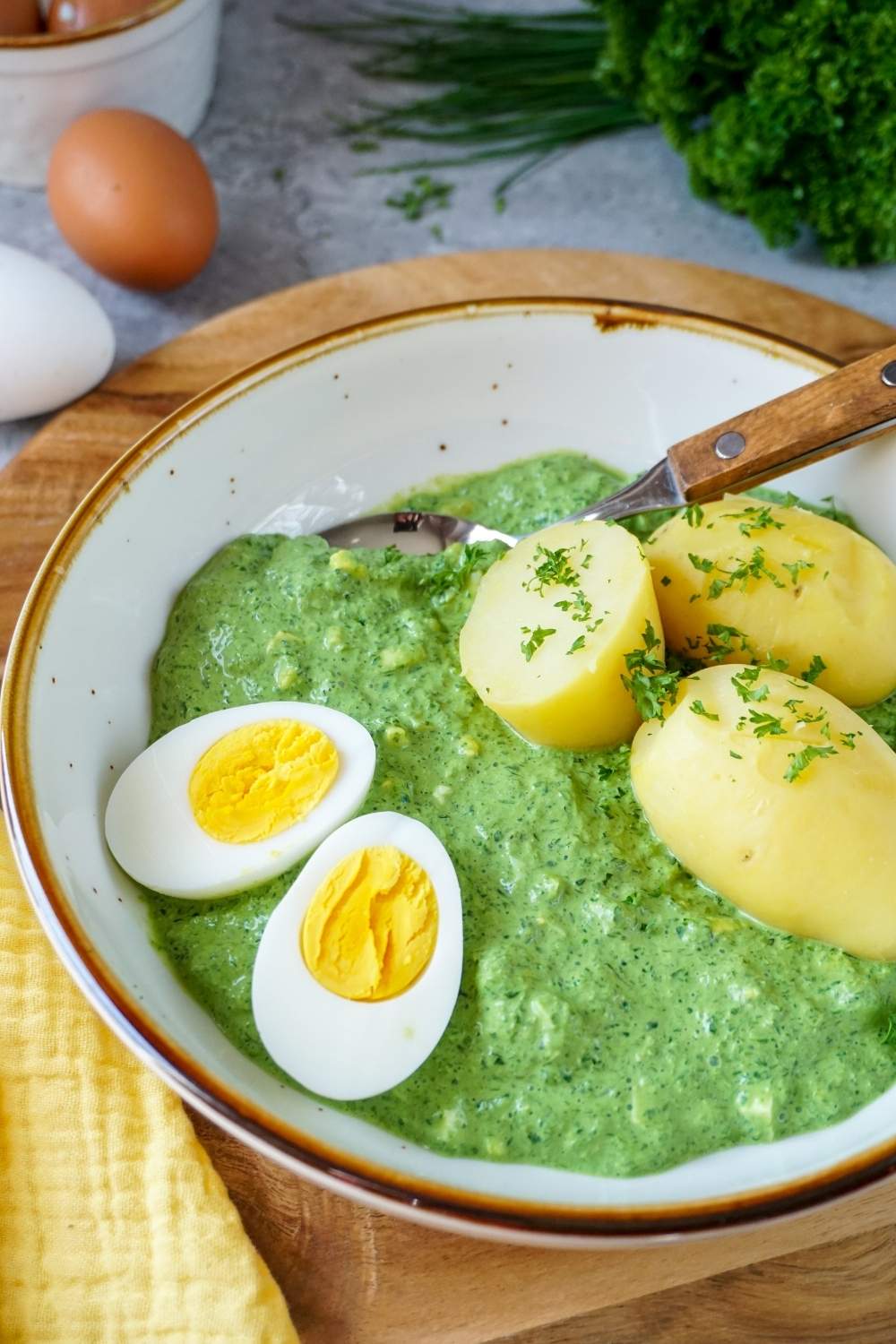 gr&uuml;ne So&szlig;e mit Kartoffeln und Ei