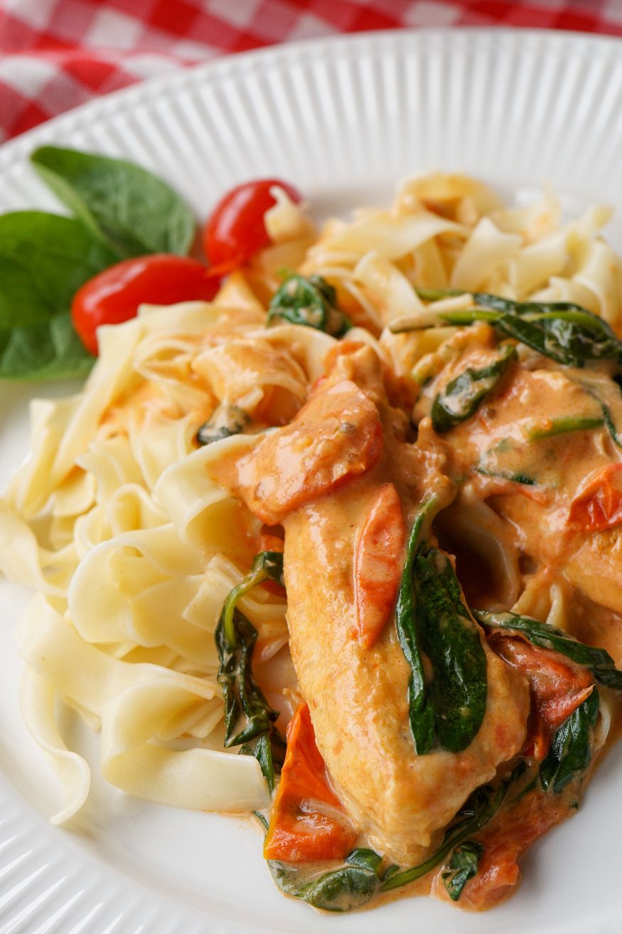 H&auml;hnchenpfanne Spinat Parmesanso&szlig;e