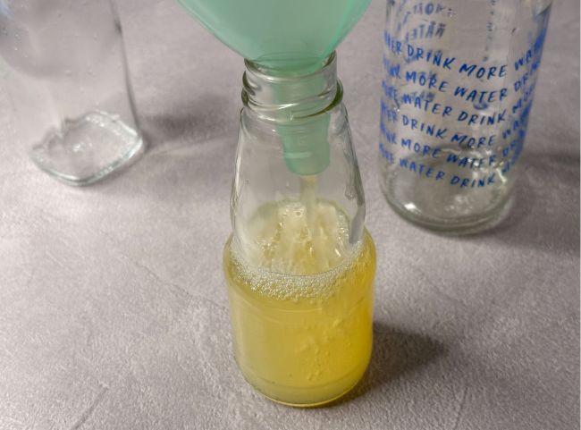 Ingwersirup in Flaschen f&uuml;llen