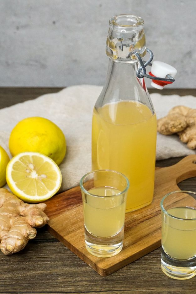 Ingwersirup in Flaschen abgef&uuml;llt