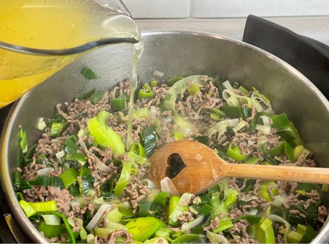 K&auml;se-Lauch-Suppe mit Hackfleisch Br&uuml;he angie&szlig;en