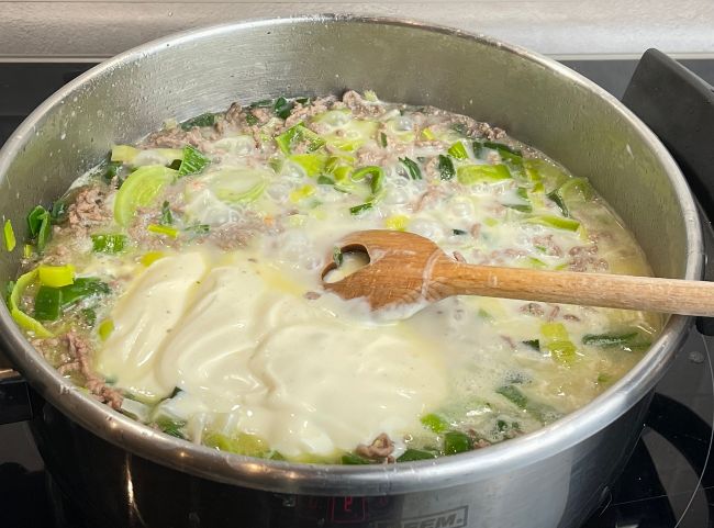 K&auml;se-Lauch-Suppe mit Hackfleisch und Schmelzk&auml;se