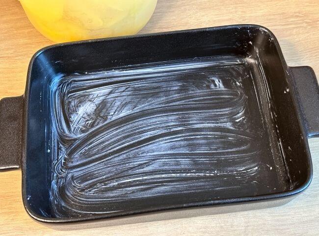 Kartoffelgratin Auflaufform fetten