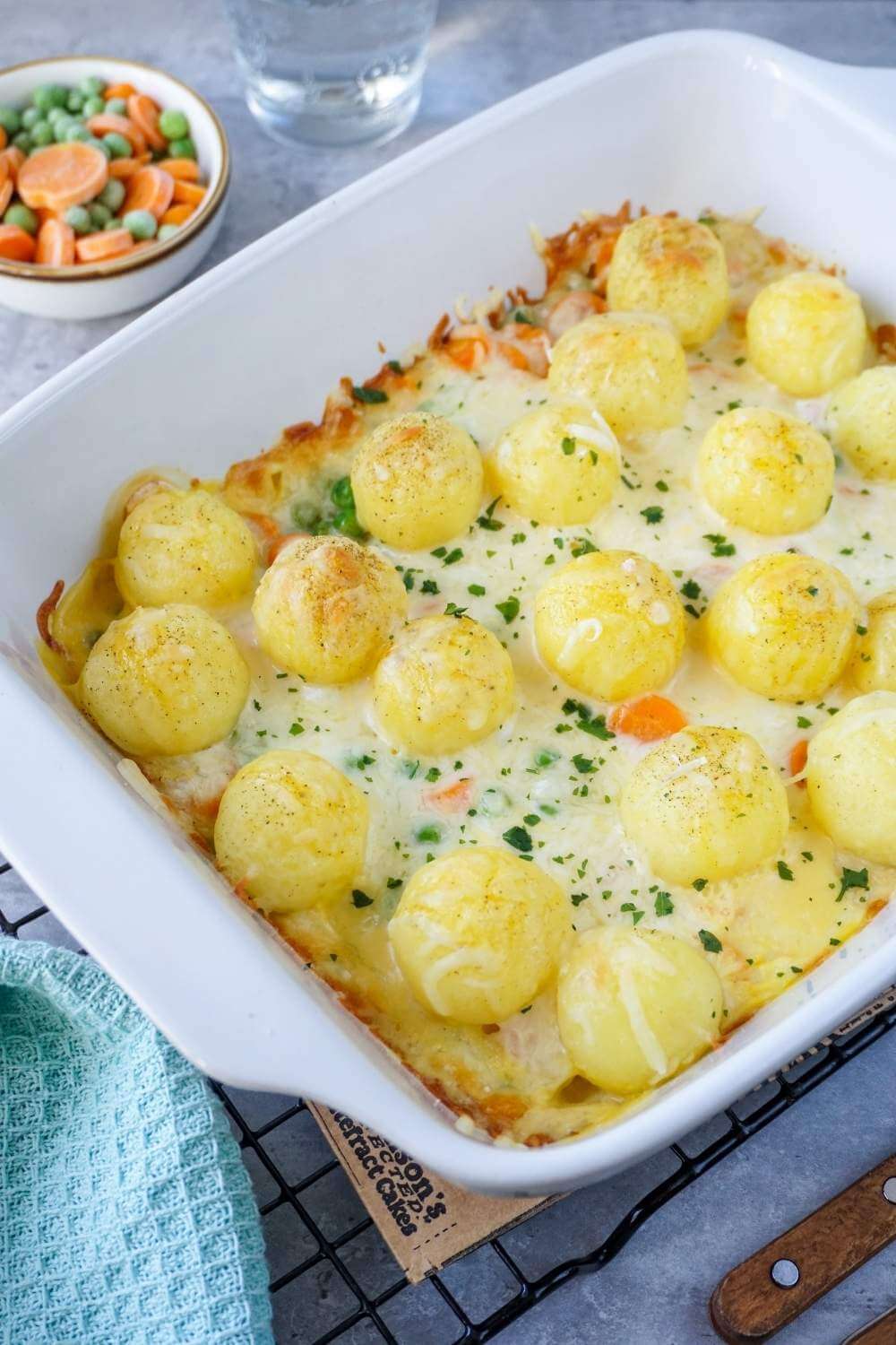 Knödelauflauf mit Gemüse und Sauce Hollandaise