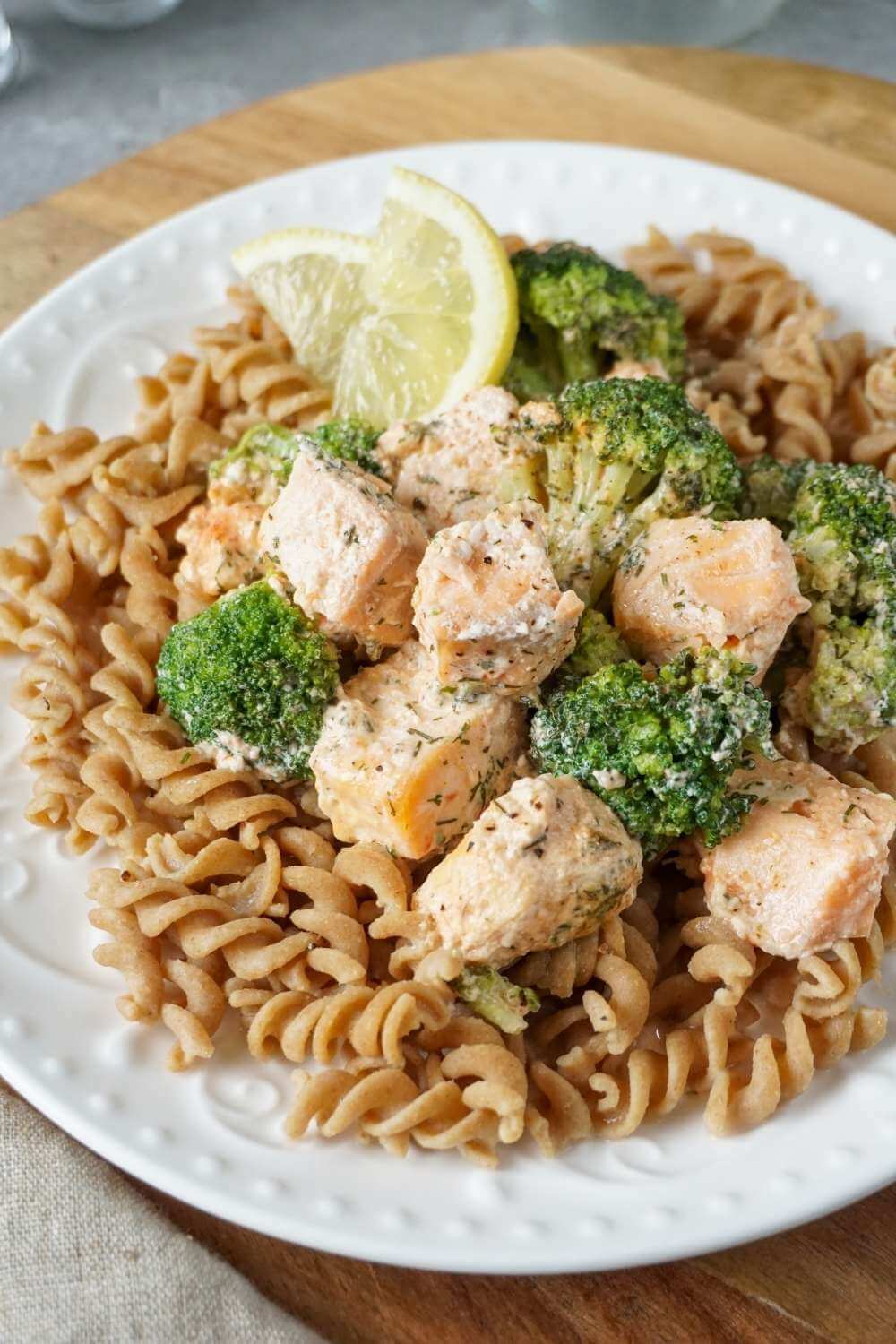 Vollkornnudeln mit Lachs-Sahne-Sauce und Brokkoli