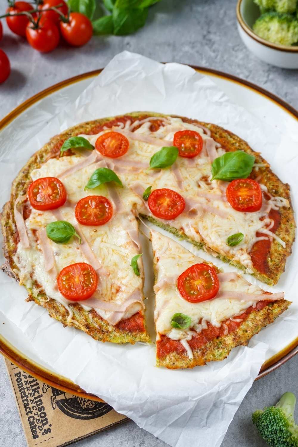 Low Carb Pizza mit Brokkoli-Boden