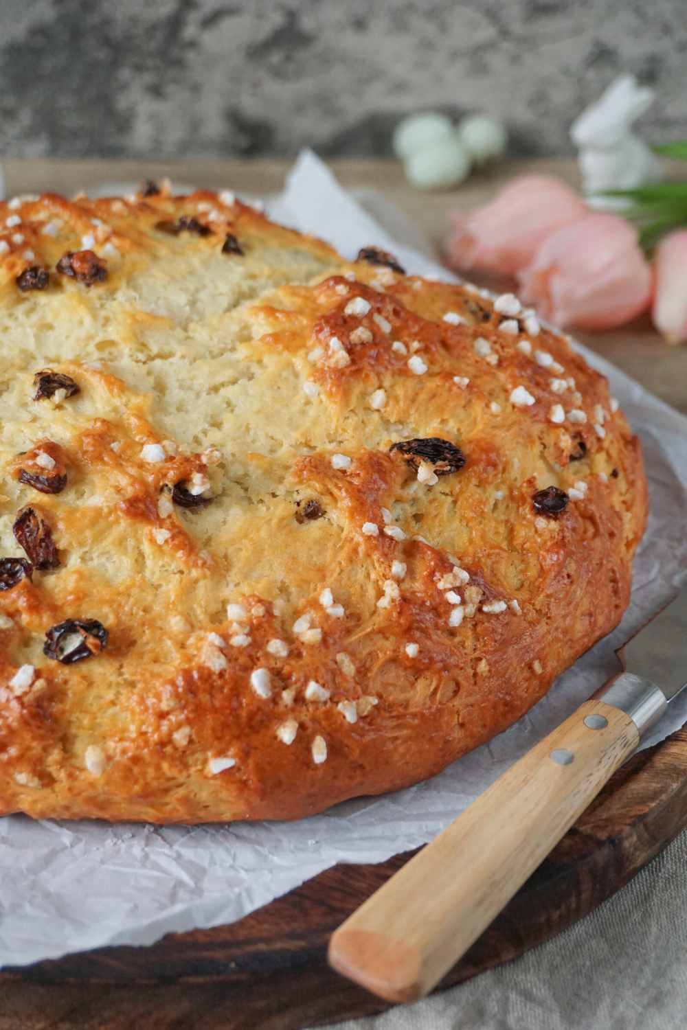angeschnittenes Osterbrot mit Quark und Rosinen
