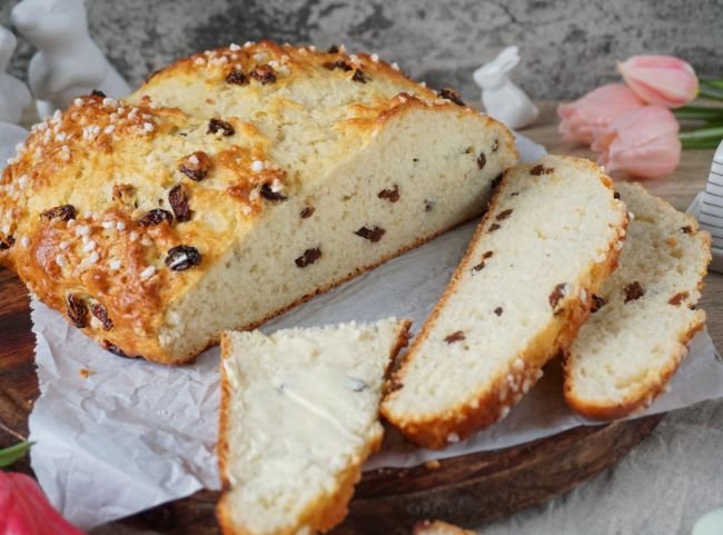 angeschnittenes Osterbrot mit Quark