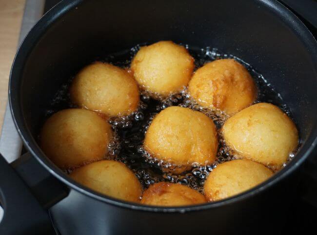 Quarkb&auml;llchen goldbraun backen