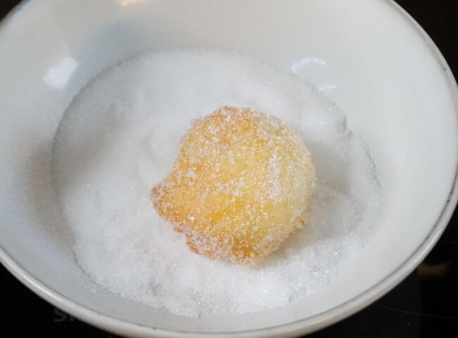 Quarkb&auml;llchen in Zucker w&auml;lzen