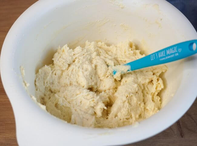 Quarkb&auml;llchen-Mehl und Backpulver hinzuf&uuml;gen