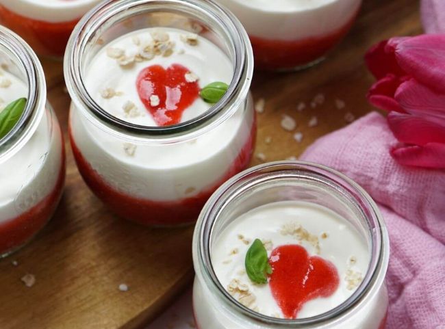 Romantischer Nachtisch mit Erdbeeren