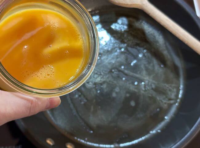 R&uuml;hrei - Eier in die Pfanne geben