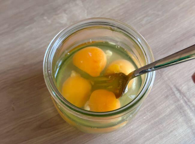 R&uuml;hrei - Eier mit einer Gabel schlagen