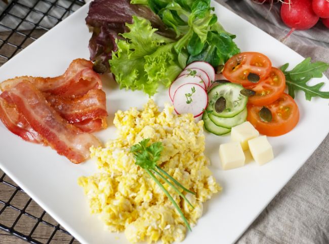 R&uuml;hrei mit Speck