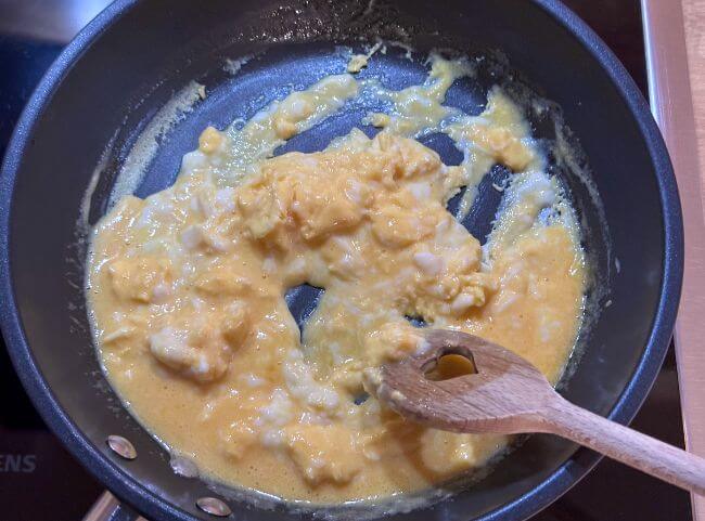 R&uuml;hrei - mit Holzl&ouml;ffel verr&uuml;hren