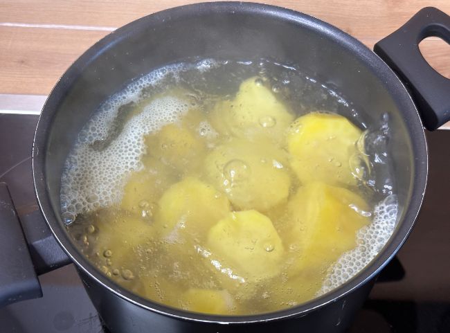 Salzkartoffeln - k&ouml;cheln lassen