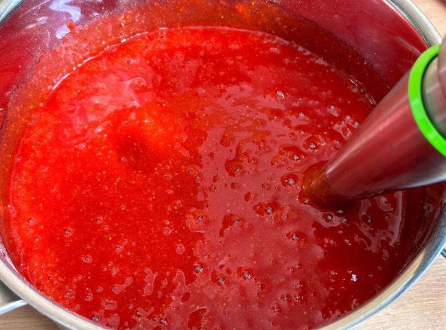 Samt Erdbeermarmelade p&uuml;rieren