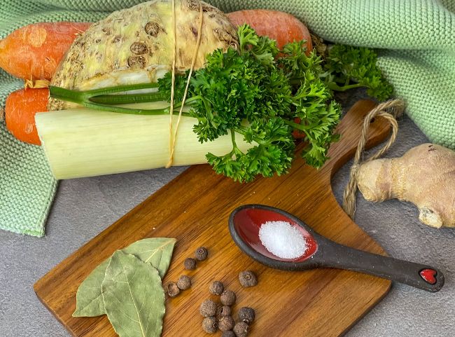 Gew&uuml;rze und Gem&uuml;se f&uuml;r Suppenhuhn