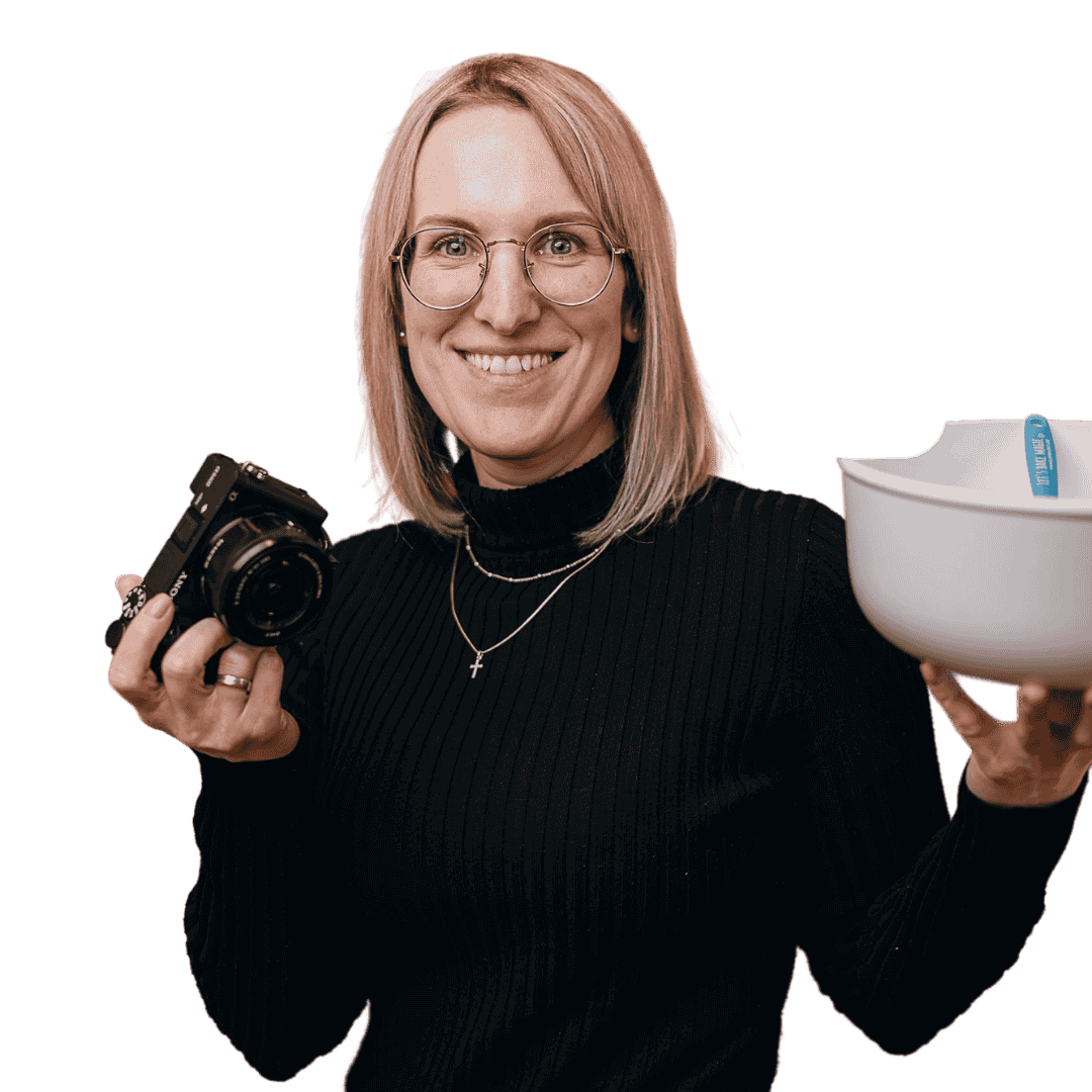 Susi mit Schüssel und Fotoapperat