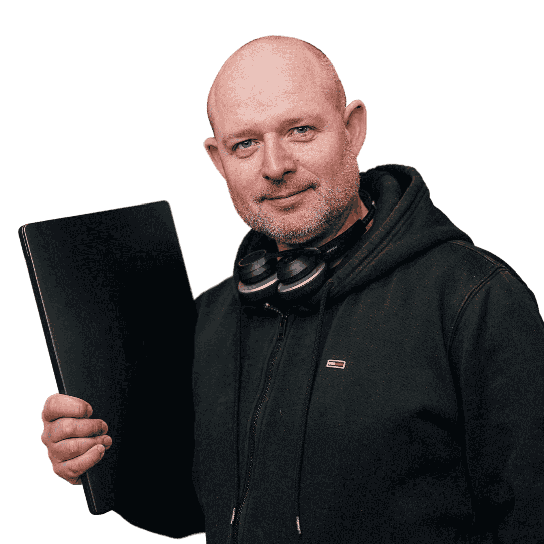 Terence mit Laptop und Kopfhörer