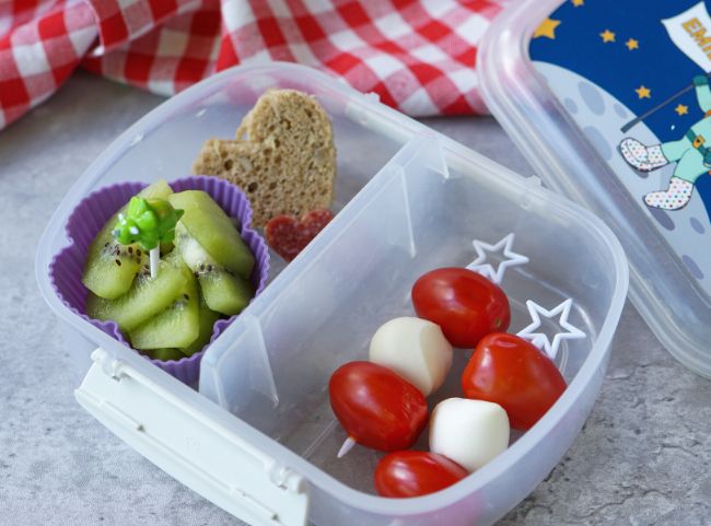 Tomate-Mozzarella-Spie&szlig;e f&uuml;r Brotdose