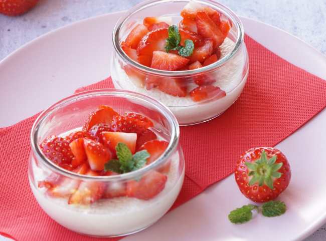 Erdbeerso&szlig;e auf Vanillepudding