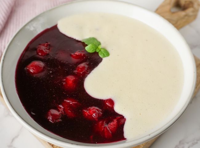 Vanilleso&szlig;e und rote Gr&uuml;tze