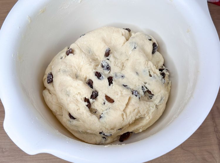 Osterbrot mit Quark und Rosinen backen