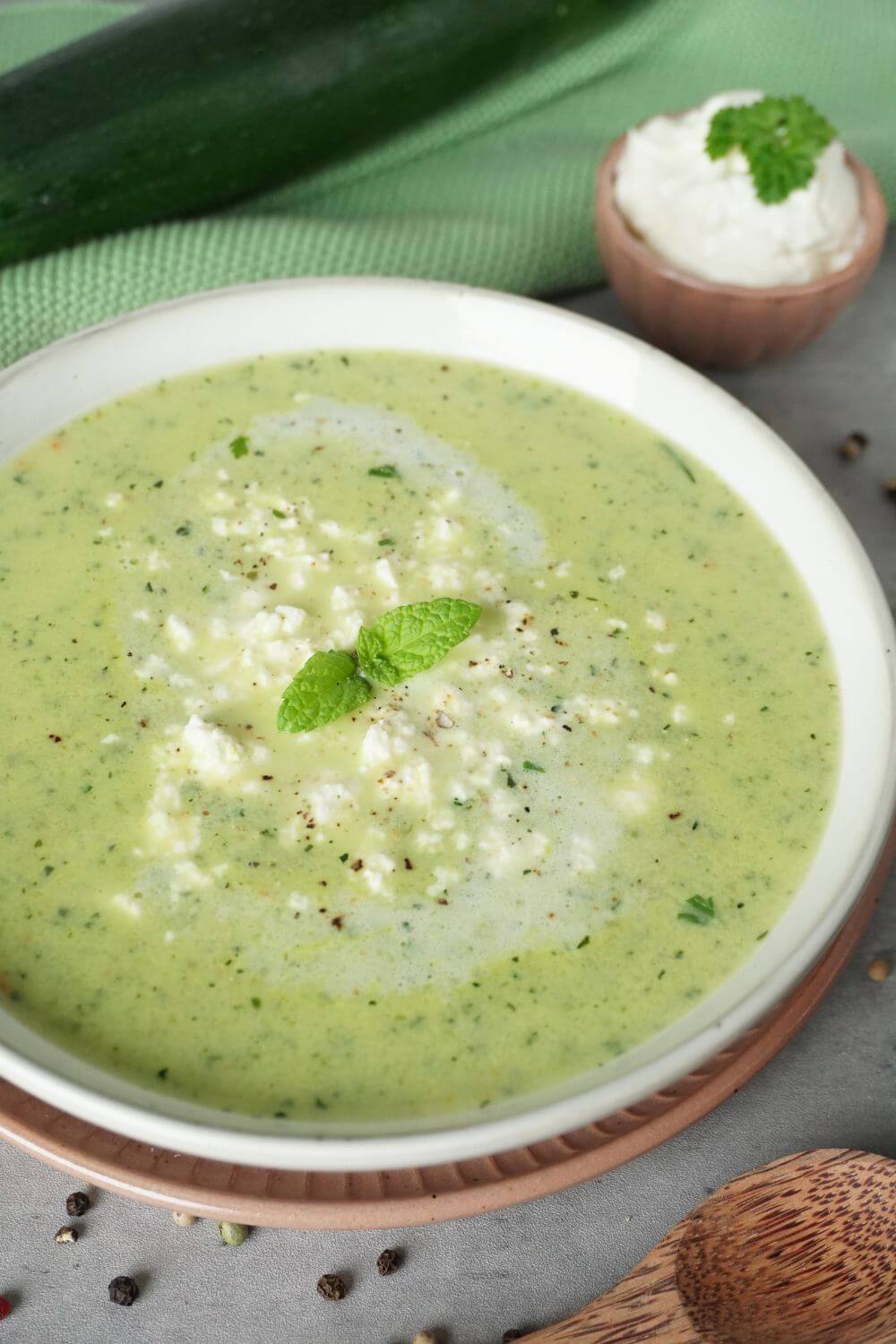 Zucchini-Suppe mit Feta ohne Kartoffeln