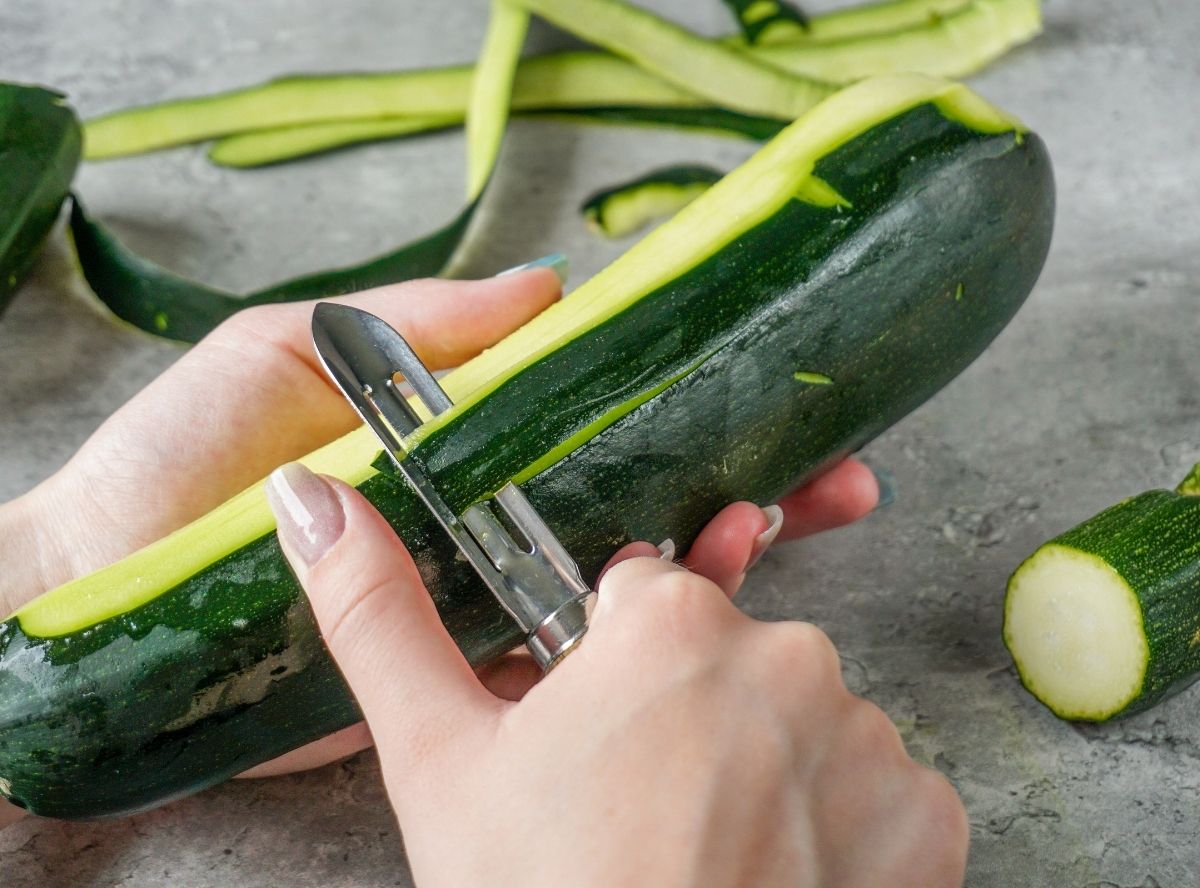 Zucchini schälen