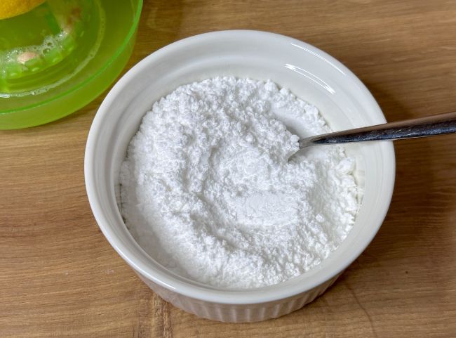 Zuckerguss - Puderzucker in eine Sch&uuml;ssel geben