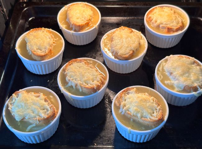 Zwiebelsuppe &uuml;berbacken